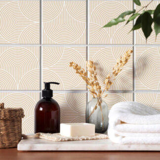 Badezimmer Fliesen neugestaltet. Fliesenaufkleber im Boho Stil. Parallele Linien in beige.