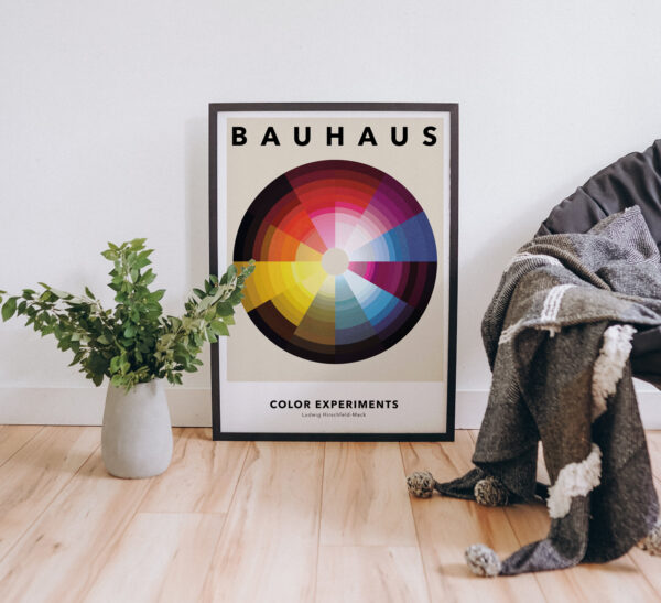 Bauhaus Stil Poster Farbkreis in einem schwarzen Rahmen. An eine Wand angelehnt
