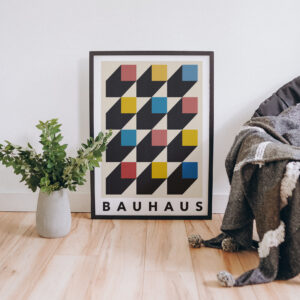 Bauhaus Stil Poster Plakat in einem schwarzen Rahmen. An eine Wand angelehnt