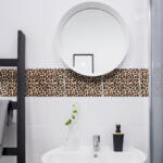 Badezimmerfliesen mit Leopardenmuster